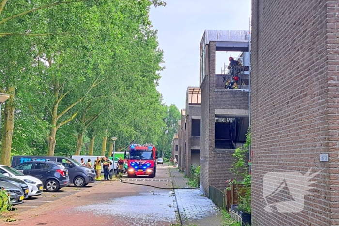 Brandweer ingezet voor brand in dak van portiek