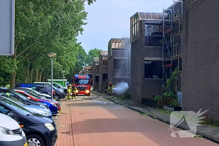 Brandweer ingezet voor brand in dak van portiek