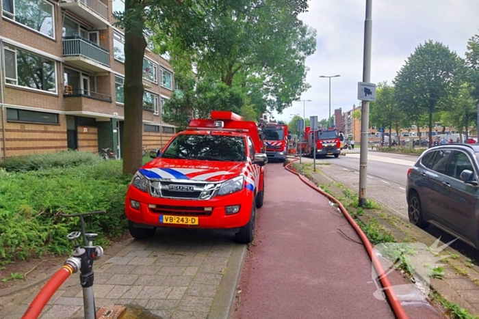 Zwarte rookwolken door grote brand op zesde etage