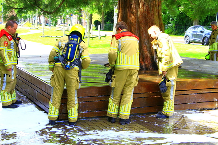 Leraren blussen buitenbrand bij school