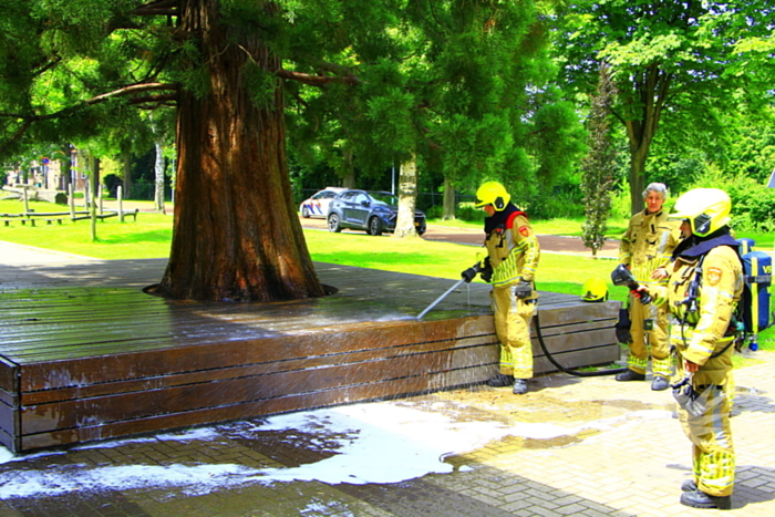 Leraren blussen buitenbrand bij school