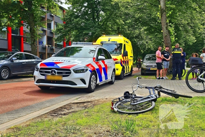 Automobiliste schiet door en botst op geparkeerde voertuigen