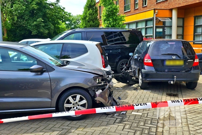 Automobiliste schiet door en botst op geparkeerde voertuigen