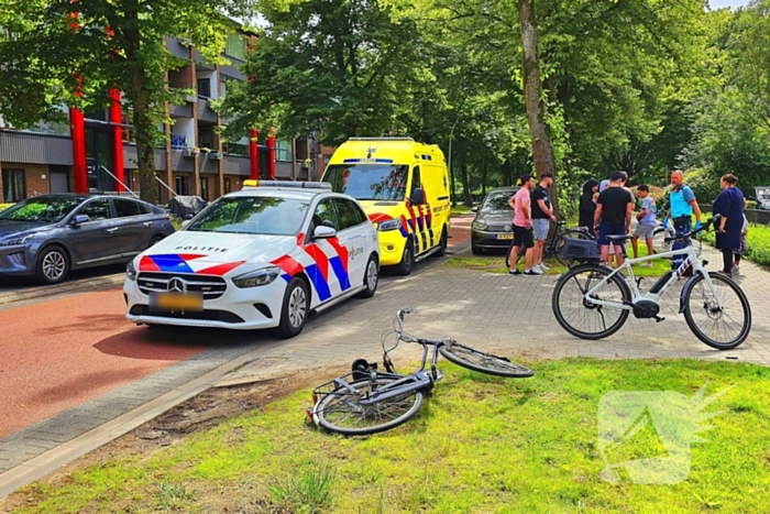 Automobiliste schiet door en botst op geparkeerde voertuigen