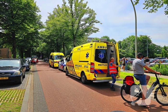 Automobiliste schiet door en botst op geparkeerde voertuigen