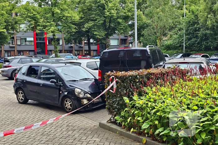 Automobiliste schiet door en botst op geparkeerde voertuigen