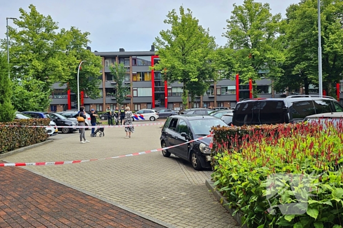 Automobiliste schiet door en botst op geparkeerde voertuigen