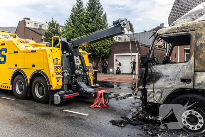 Vrachtwagencabine verwoest door brand