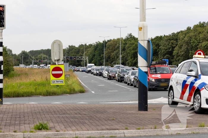 Lange files door gekantelde aanhanger