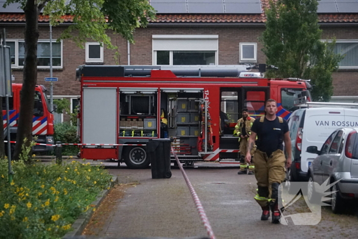 Takken waaien uit boom brandweer zet gebied af