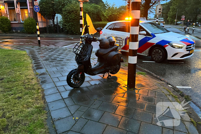 Scooterrijder en automobilist botsen op elkaar