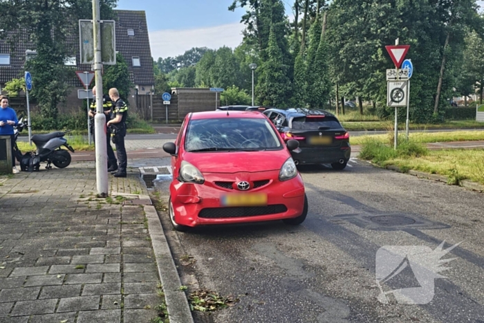 Automobilist rijdt scooter aan