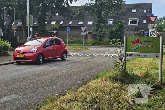 Automobilist rijdt scooter aan