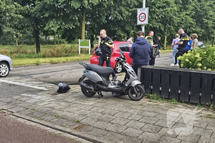 Automobilist rijdt scooter aan