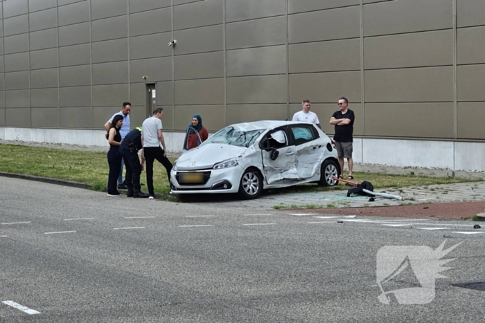 Twee auto's botsen op kruising