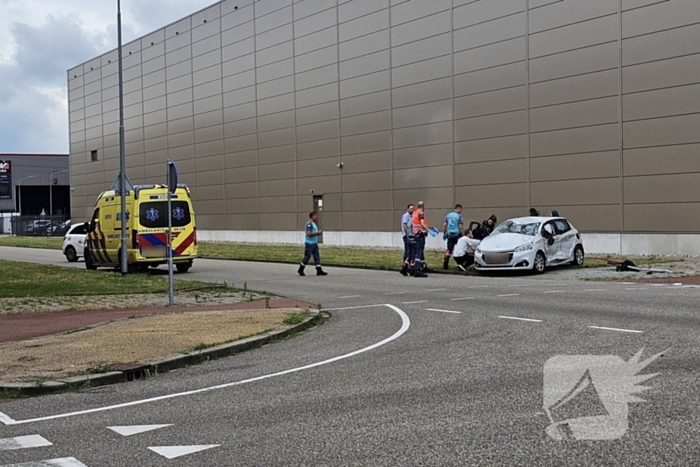 Twee auto's botsen op kruising