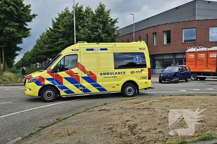 Twee auto's botsen op kruising