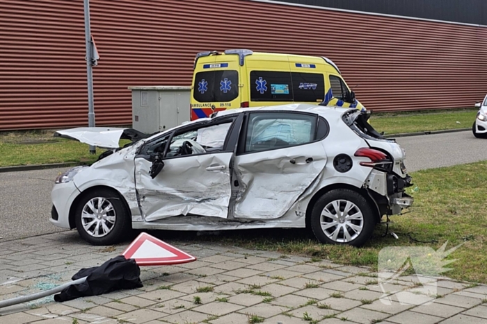 Twee auto's botsen op kruising