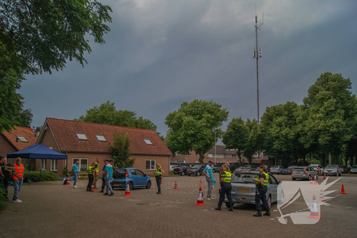 Politie houdt verkeerscontrole met Veilig Verkeer Nederland