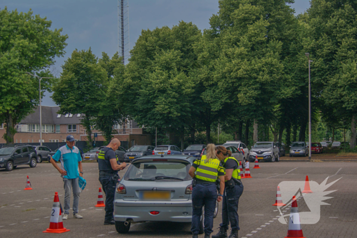 Politie houdt verkeerscontrole met Veilig Verkeer Nederland