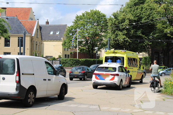 Fietser botst in zijkant van bestelbus