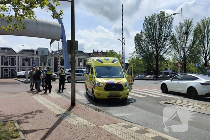 Fietser botst in zijkant van bestelbus