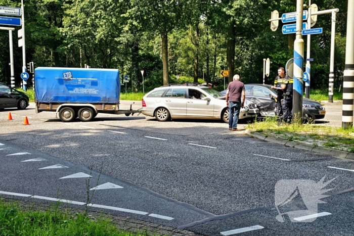 Botsing tussen twee auto's op kruispunt