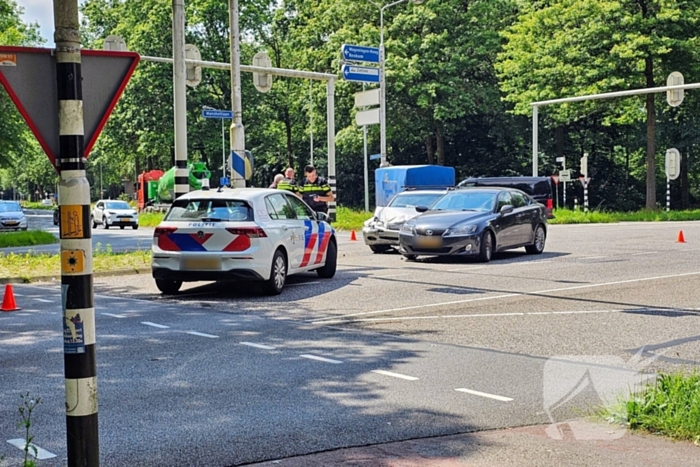 Botsing tussen twee auto's op kruispunt