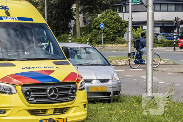 Fietser belandt op voorruit van auto bij aanrijding