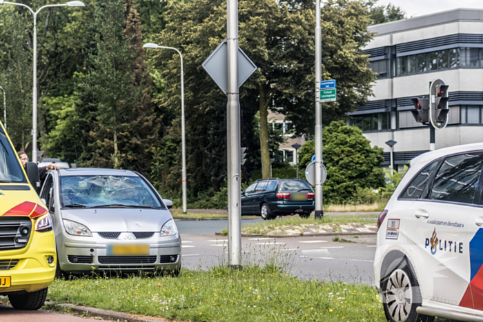 Fietser belandt op voorruit van auto bij aanrijding