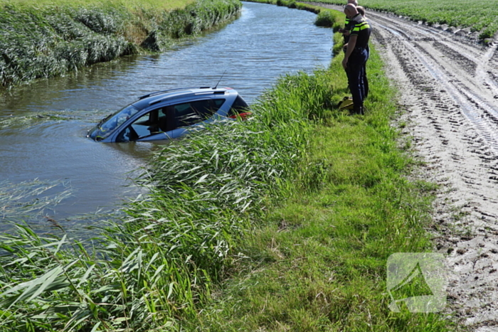 Auto raakt van de weg en belandt in sloot