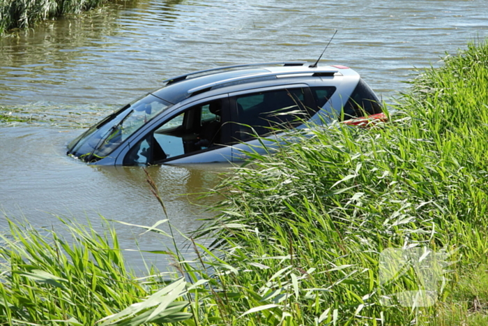 Auto raakt van de weg en belandt in sloot