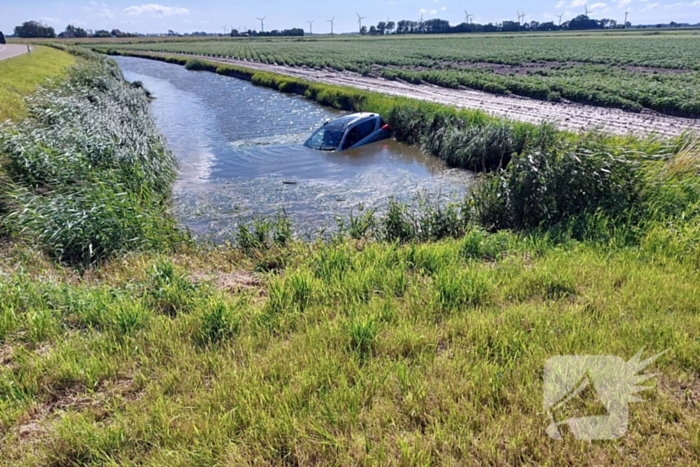 Auto raakt van de weg en belandt in sloot