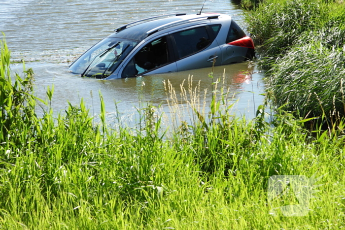 Auto raakt van de weg en belandt in sloot