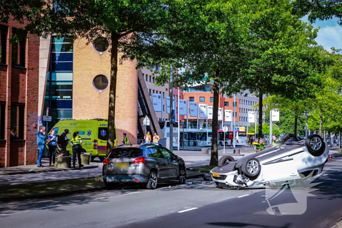 Automobilist belandt op de kop na botsing