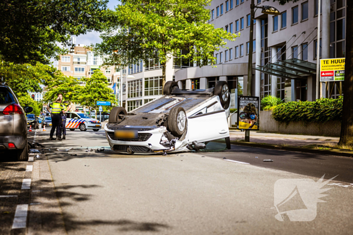 Automobilist belandt op de kop na botsing