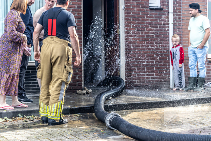 Bewoners kampen met grote waterlekkage onder woning