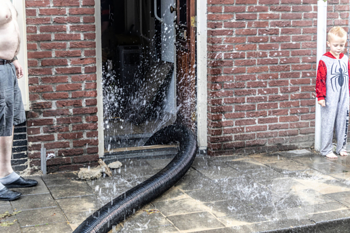 Bewoners kampen met grote waterlekkage onder woning