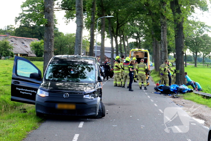 Motorrijder zwaargewond bij botsing met bestelbus