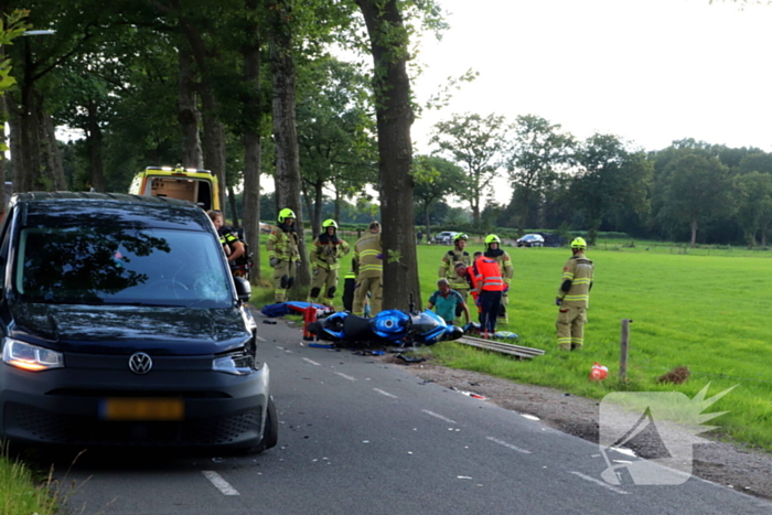 Motorrijder zwaargewond bij botsing met bestelbus