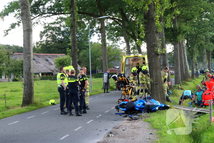 Motorrijder zwaargewond bij botsing met bestelbus