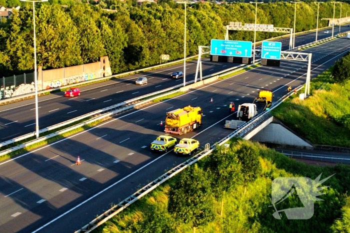 Bestelbus vliegt in brand op snelweg