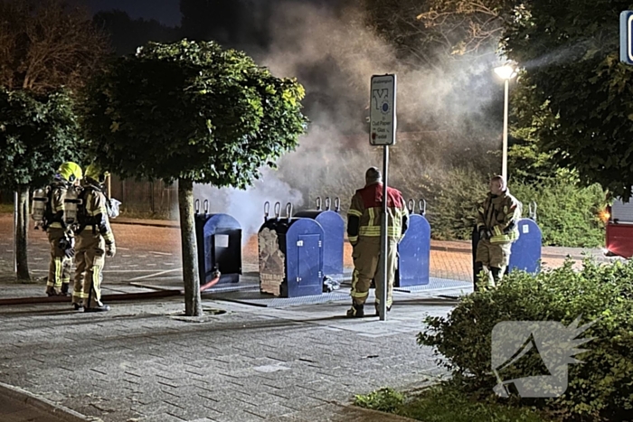 Brandweer blust brand in ondergrondse container