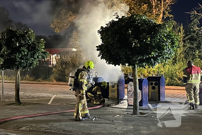 Brandweer blust brand in ondergrondse container