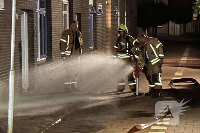 Brandweer blust brand in ondergrondse container