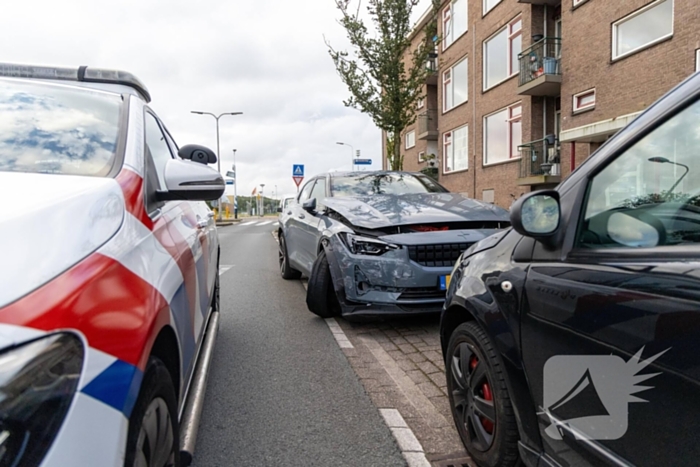 Automobilist ramt geparkeerde auto's en vlucht