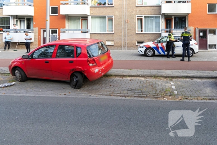 Automobilist ramt geparkeerde auto's en vlucht