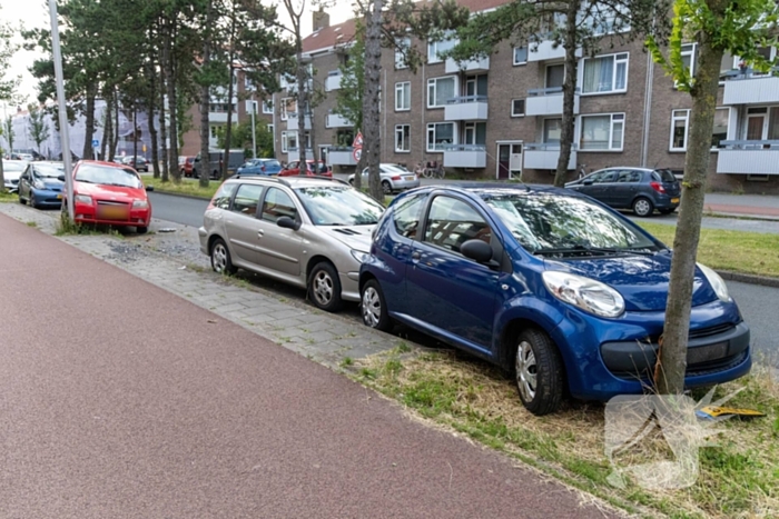 Automobilist ramt geparkeerde auto's en vlucht