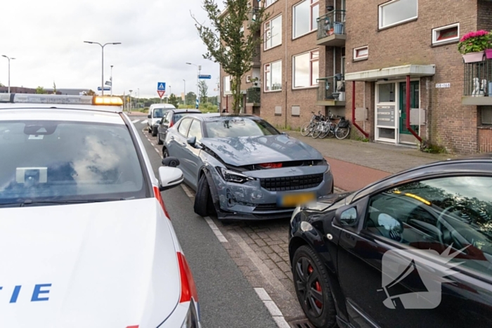 Automobilist ramt geparkeerde auto's en vlucht