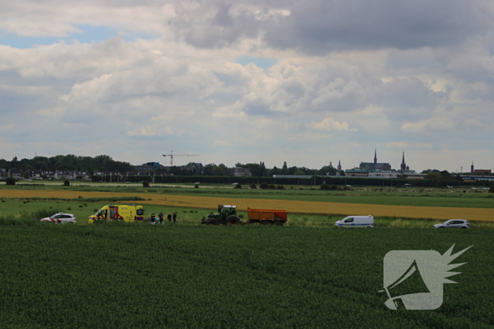 Fietser komt ten val door tractor